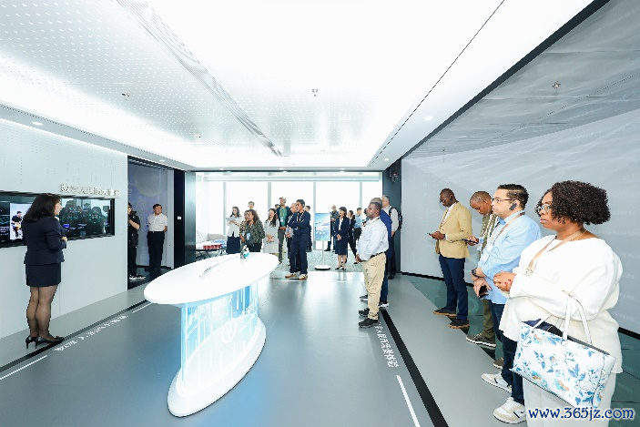 图为参访团久了了解金融科技等边界的最新发展。澳门金熔解决局供图